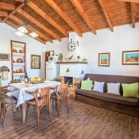 House With 2 Bedrooms In With Wonderful Mountain View Enclosed Garden And Wifi * Tamaimo