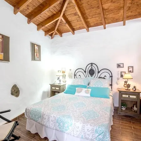 House With 2 Bedrooms In With Wonderful Mountain View Enclosed Garden And Wifi Tamaimo