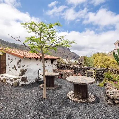 House With 2 Bedrooms In With Wonderful Mountain View Enclosed Garden And Wifi * Tamaimo
