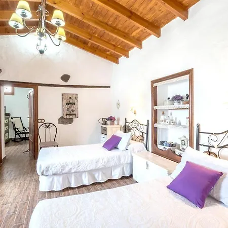 House With 2 Bedrooms In With Wonderful Mountain View Enclosed Garden And Wifi Tamaimo